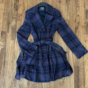 Stylish Plaid Trench Coat in Navy and Red